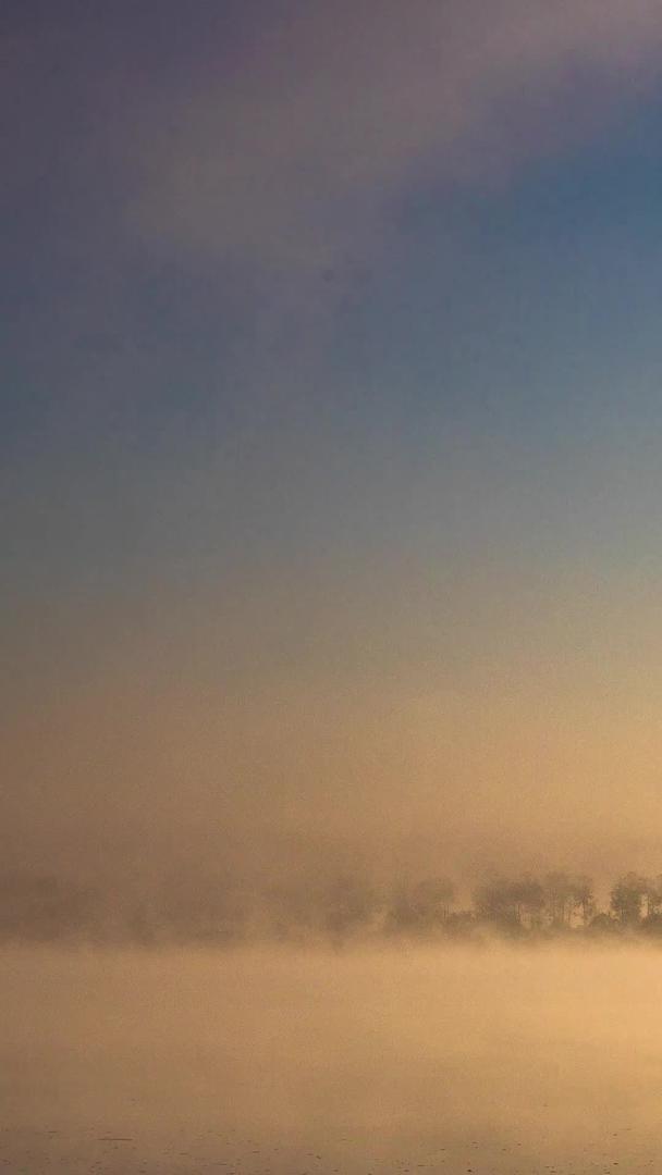 晨雾延迟视频在日出鸭绿江上流动视频的预览图