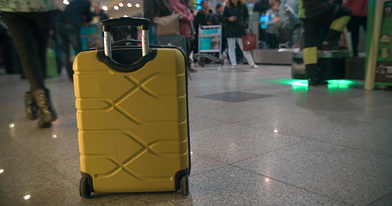 机场或火车站的黄色拖车袋视频的预览图
