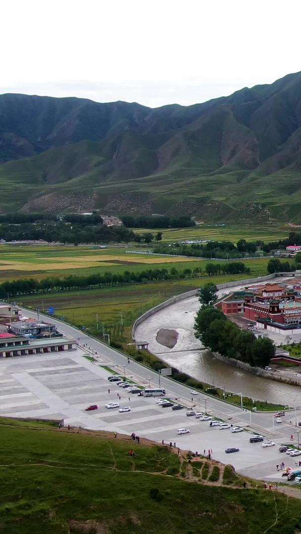 藏区小镇夏河镇群山环抱的航拍视频视频的预览图