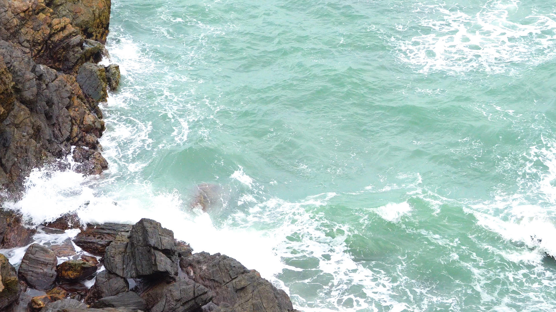 海浪拍打在礁石上合集视频的预览图