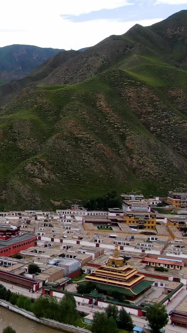 藏区小镇夏河镇群山环抱的航拍视频视频的预览图