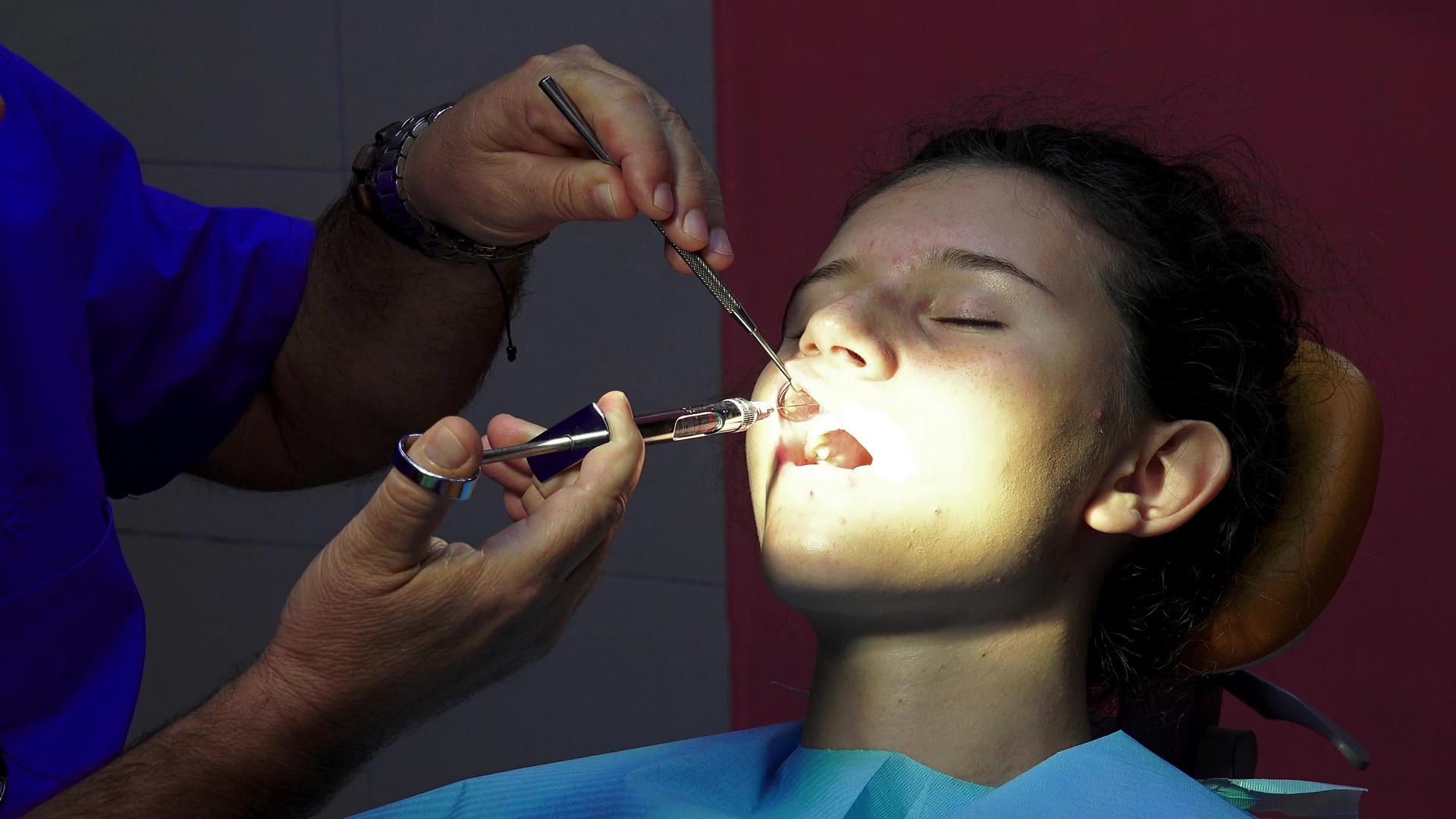 牙科手术前牙医进行麻醉注射视频的预览图