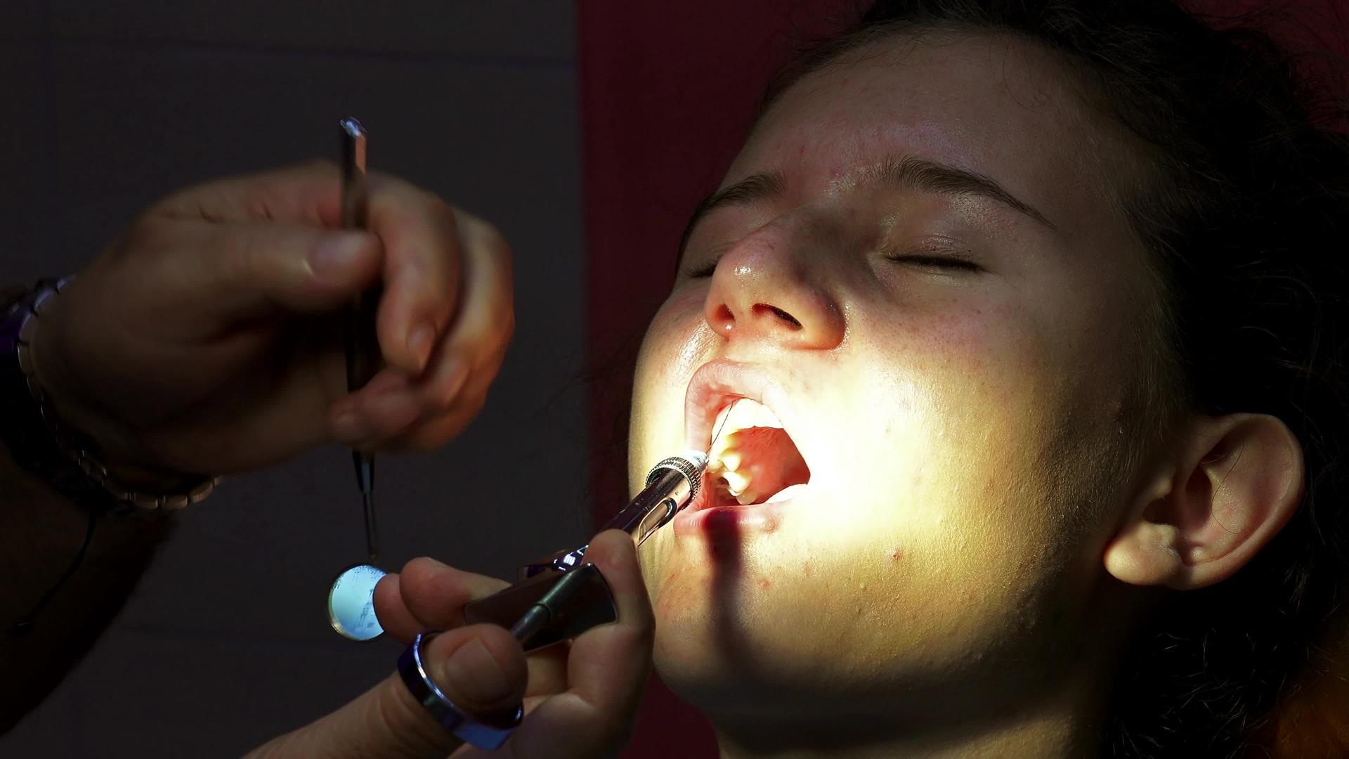 口腔外科手术前向牙医进行麻醉注射视频的预览图