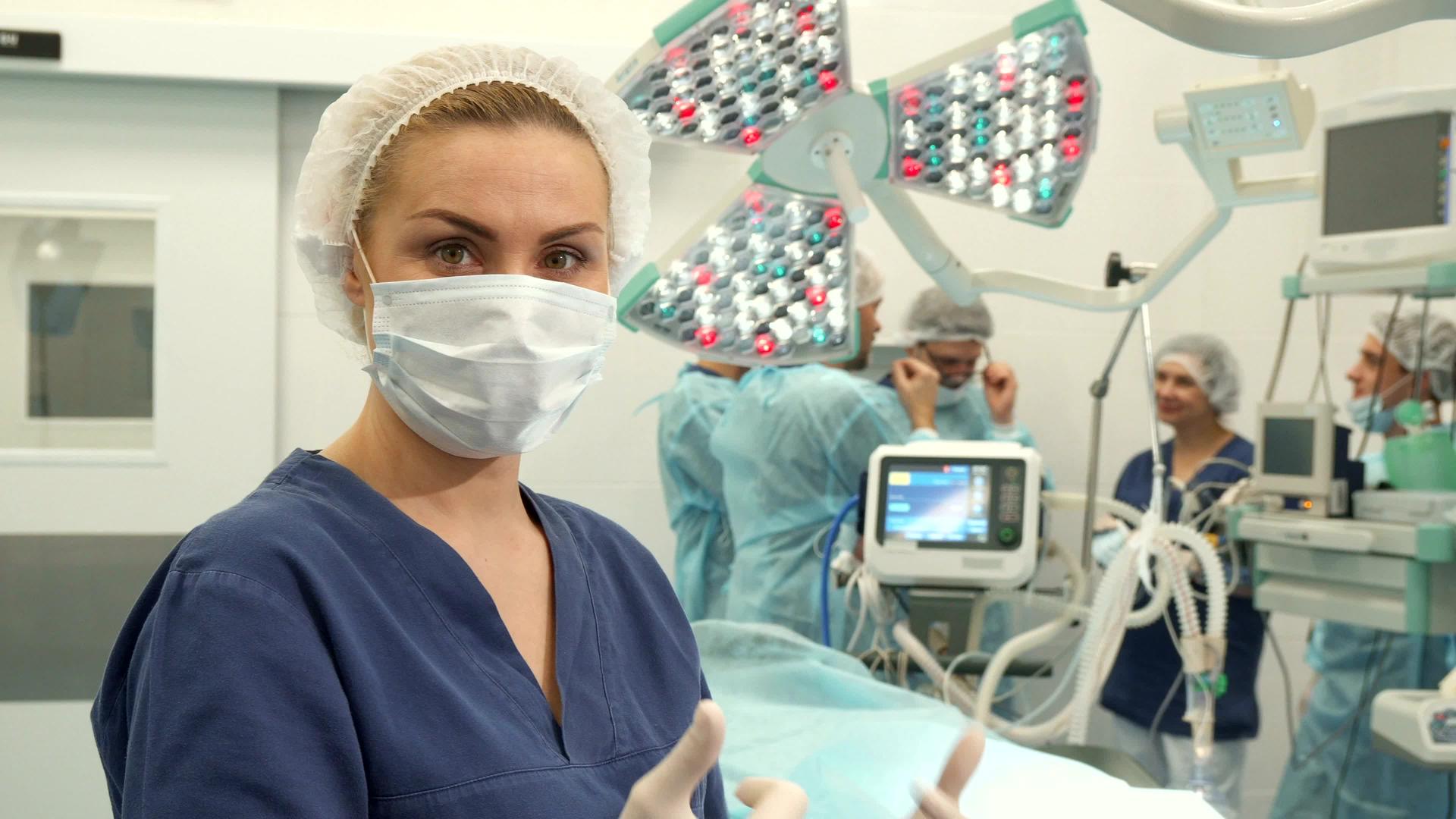 护士在手术室摆姿势视频的预览图