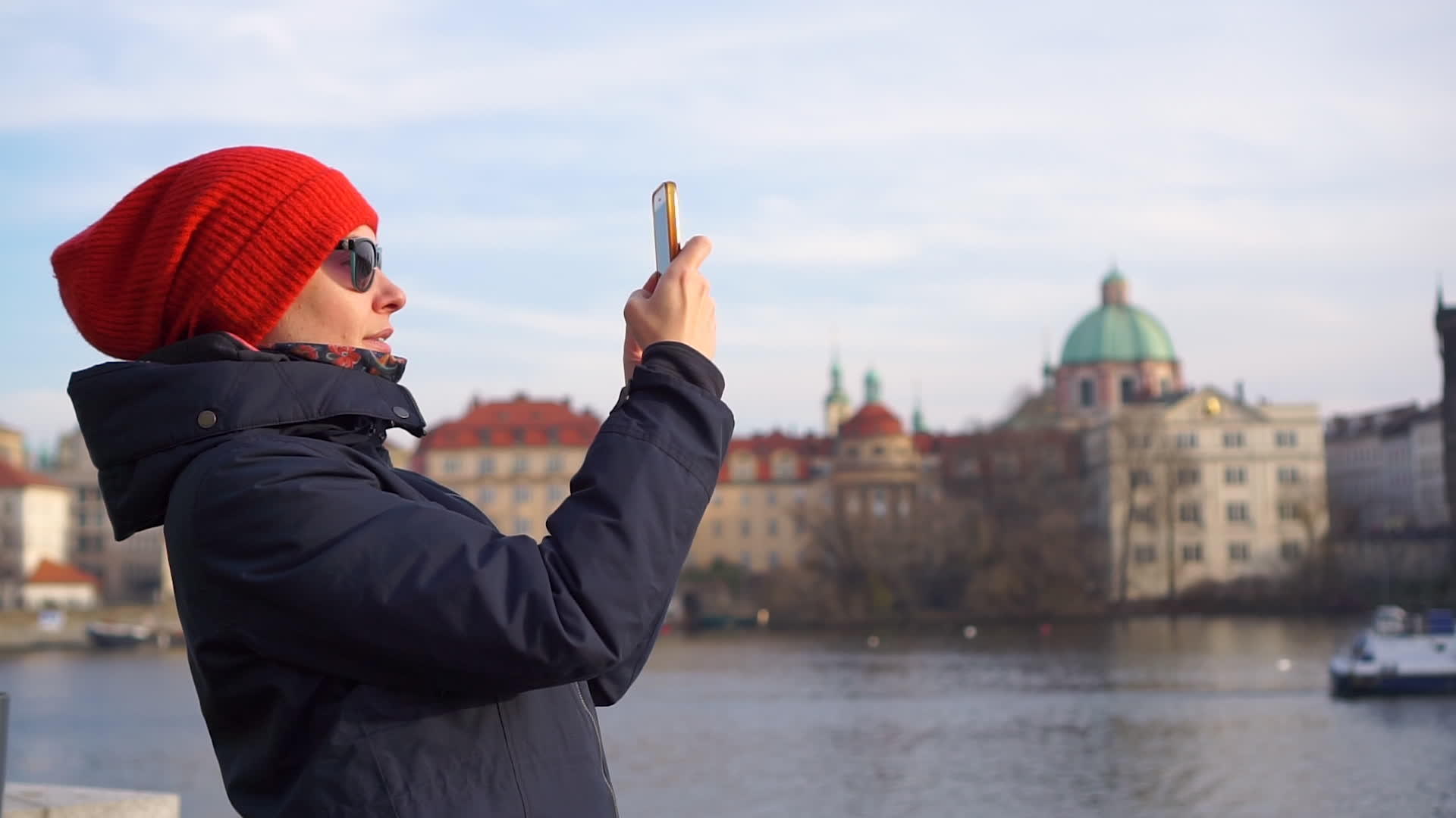 年轻红帽的年轻美女Prague智能手机用于捷克旅游视频的预览图