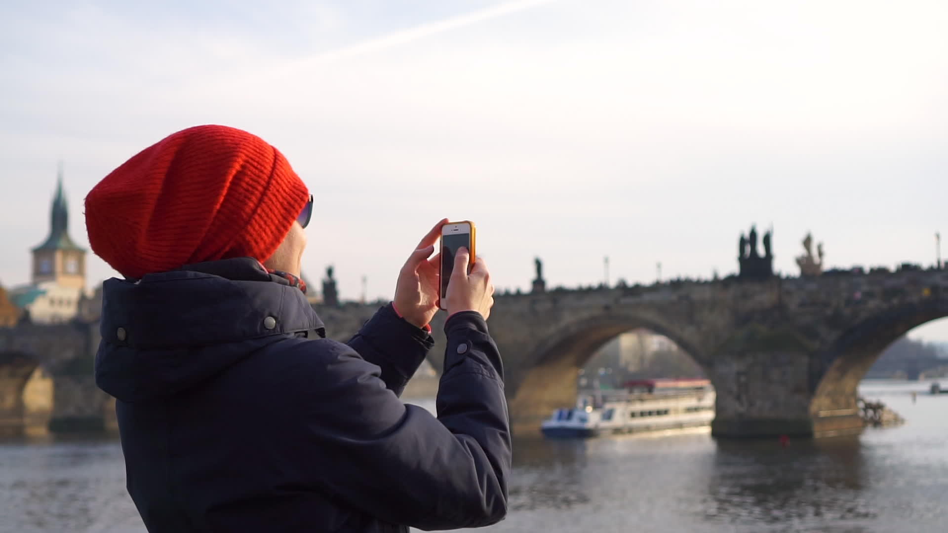 在PragueCharles红帽女游客和智能手机视频的预览图