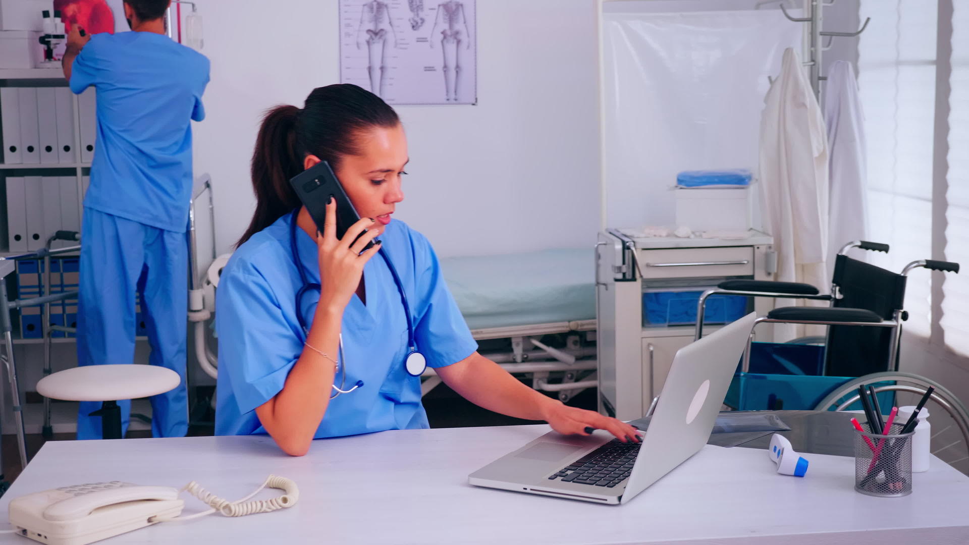 医生和护士使用智能电话咨询远程患者视频的预览图