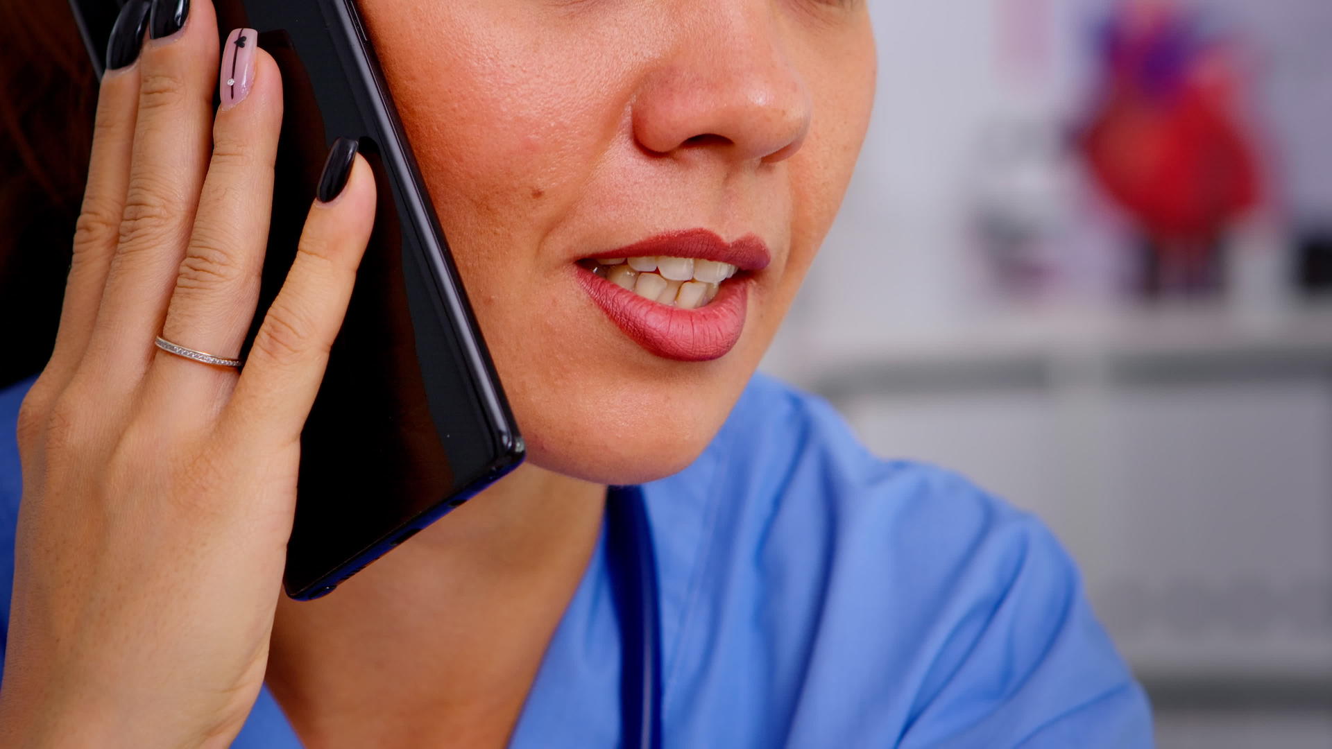 使用电话咨询远程患者的医生诊断和治疗服务视频的预览图