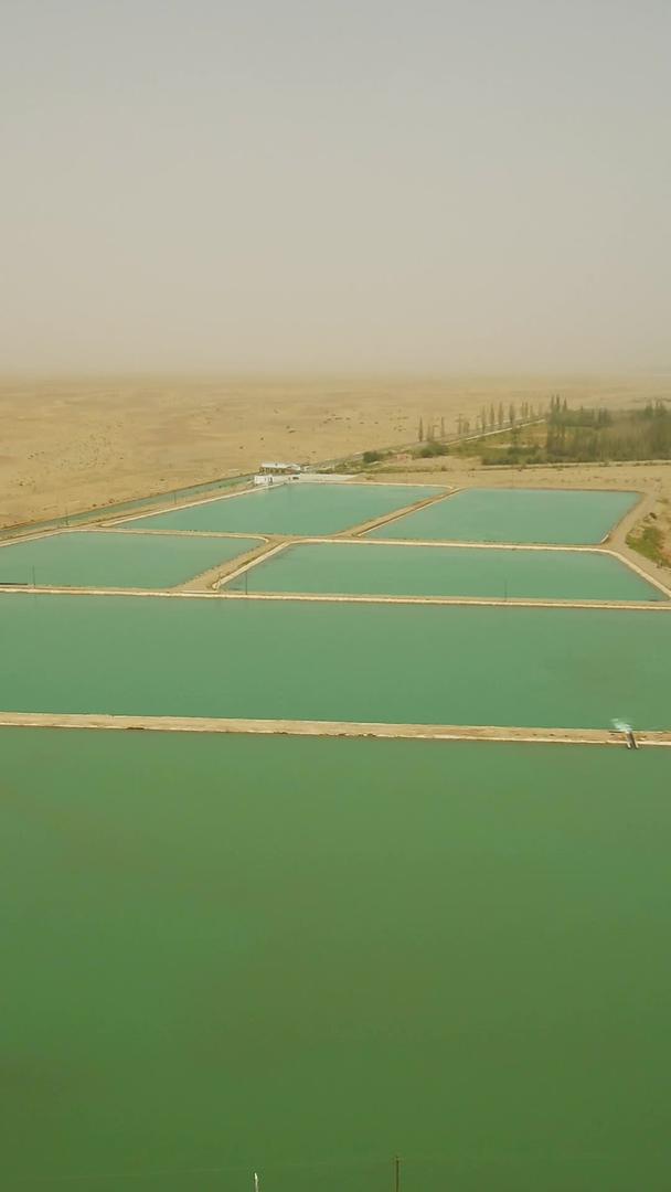 水库航拍在新疆和田塔克拉玛干沙漠中视频的预览图