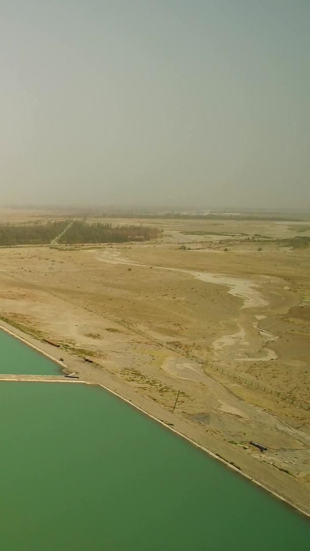 水库航拍在新疆和田塔克拉玛干沙漠中视频的预览图