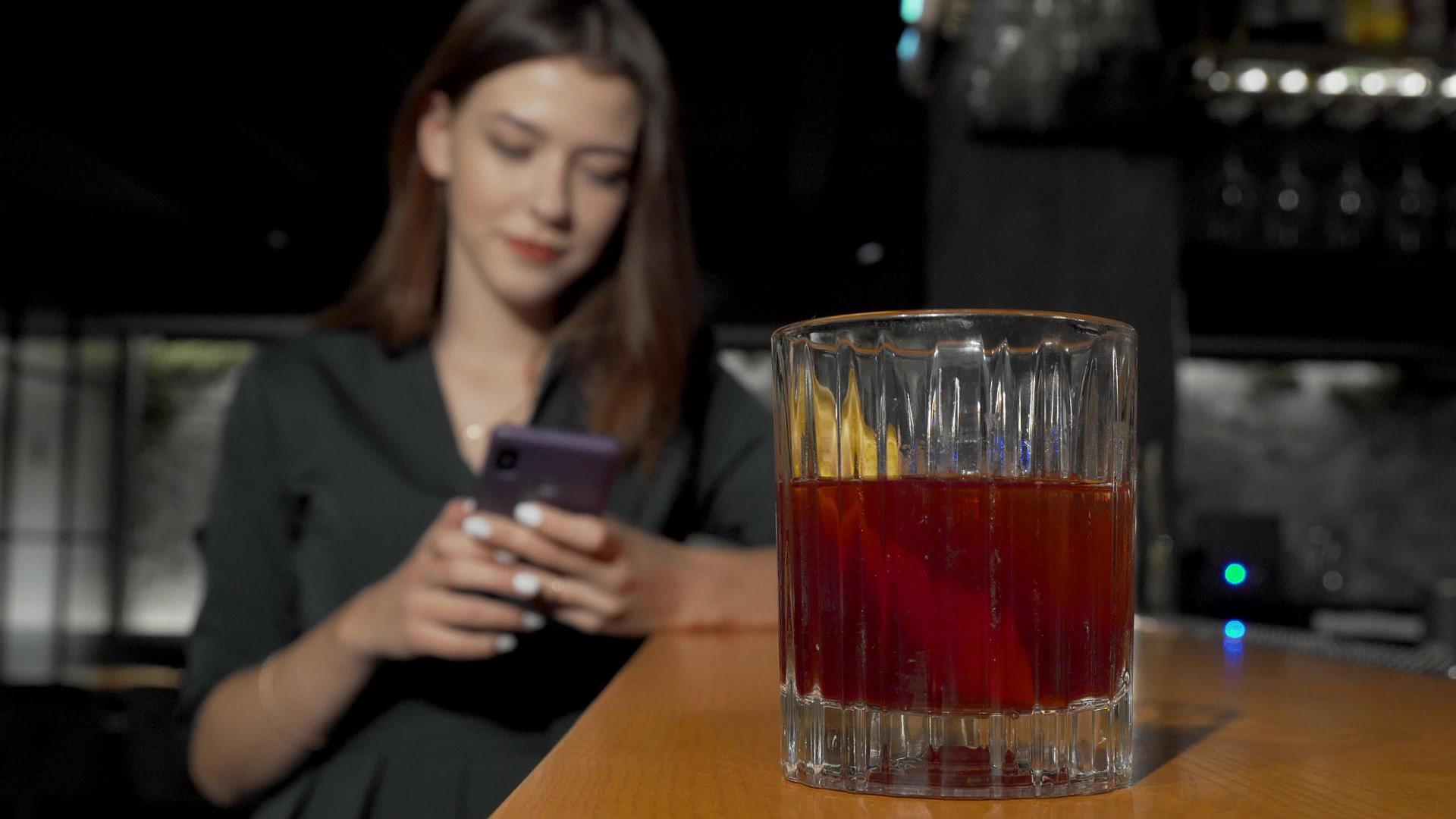 一个女鸡尾酒杯是从酒吧柜台拿来的视频的预览图