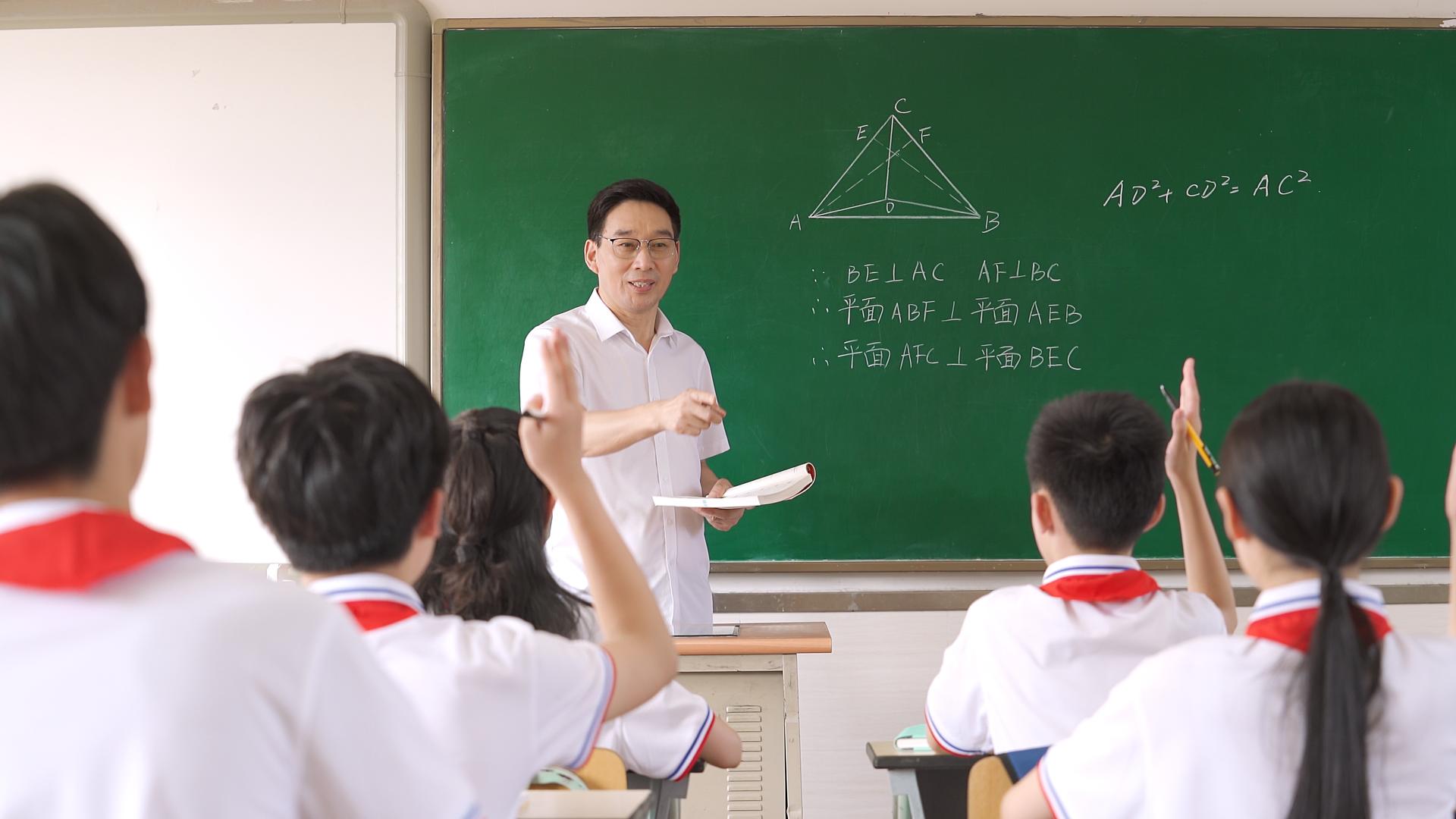 4K中年男教师提学生回答问题视频的预览图