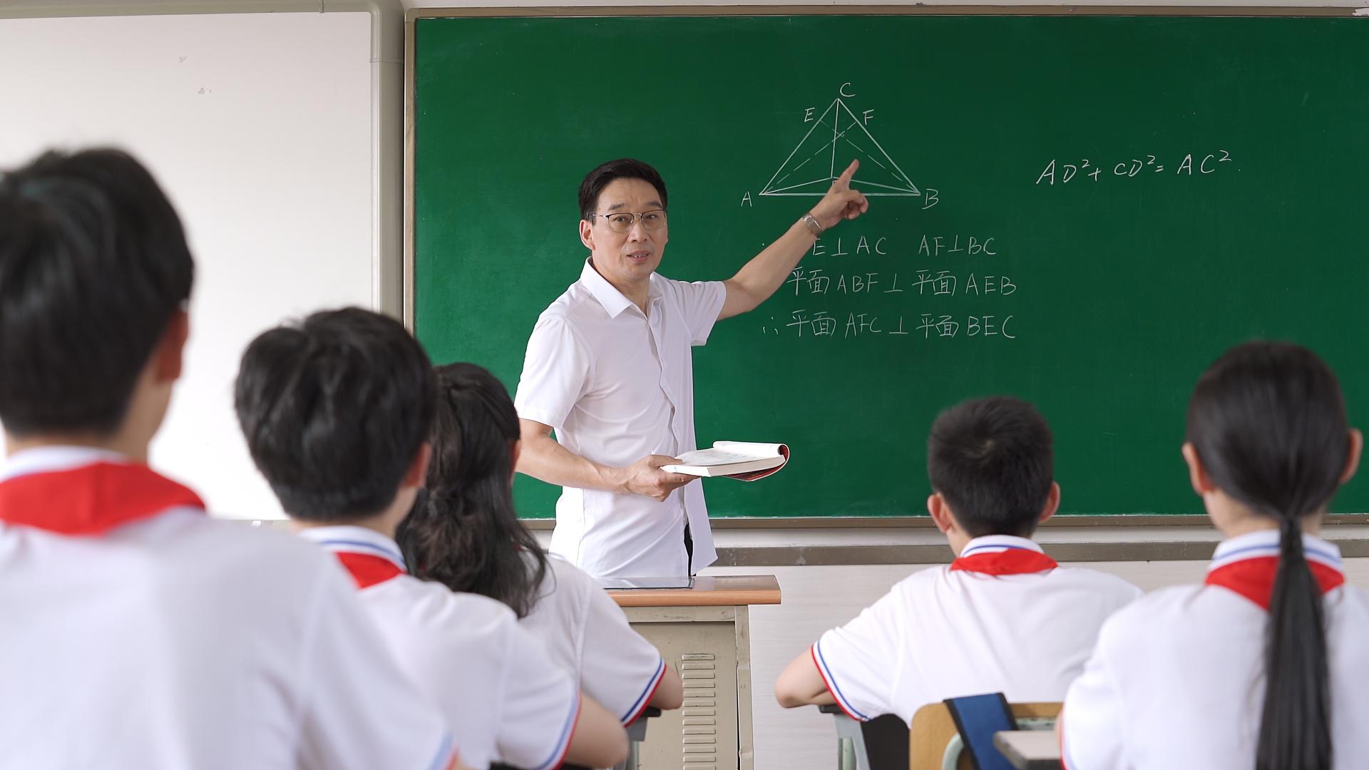 4K老师请男同学上台解答数学问题视频的预览图