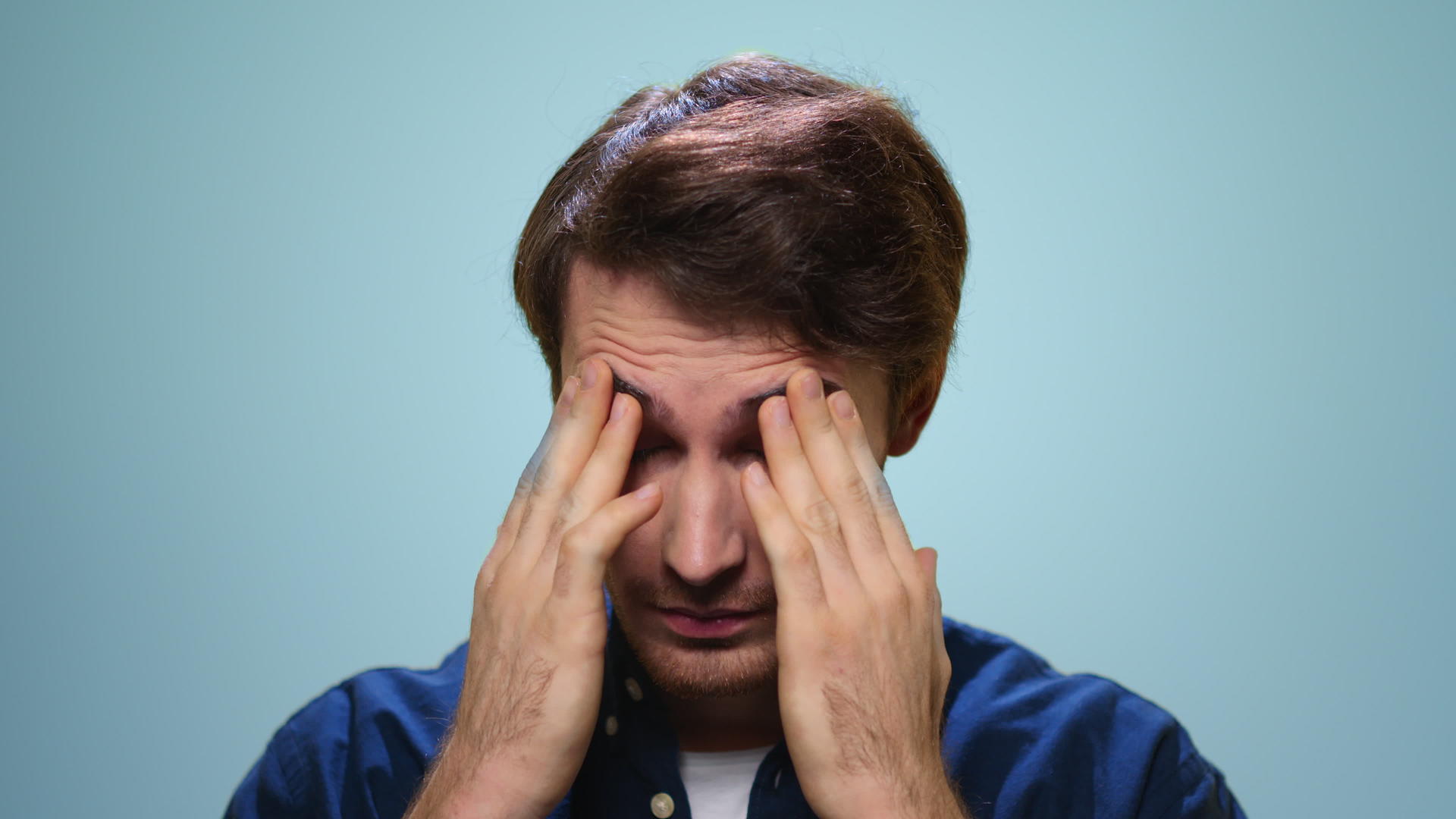 疲惫男人头痛的肖像视频的预览图