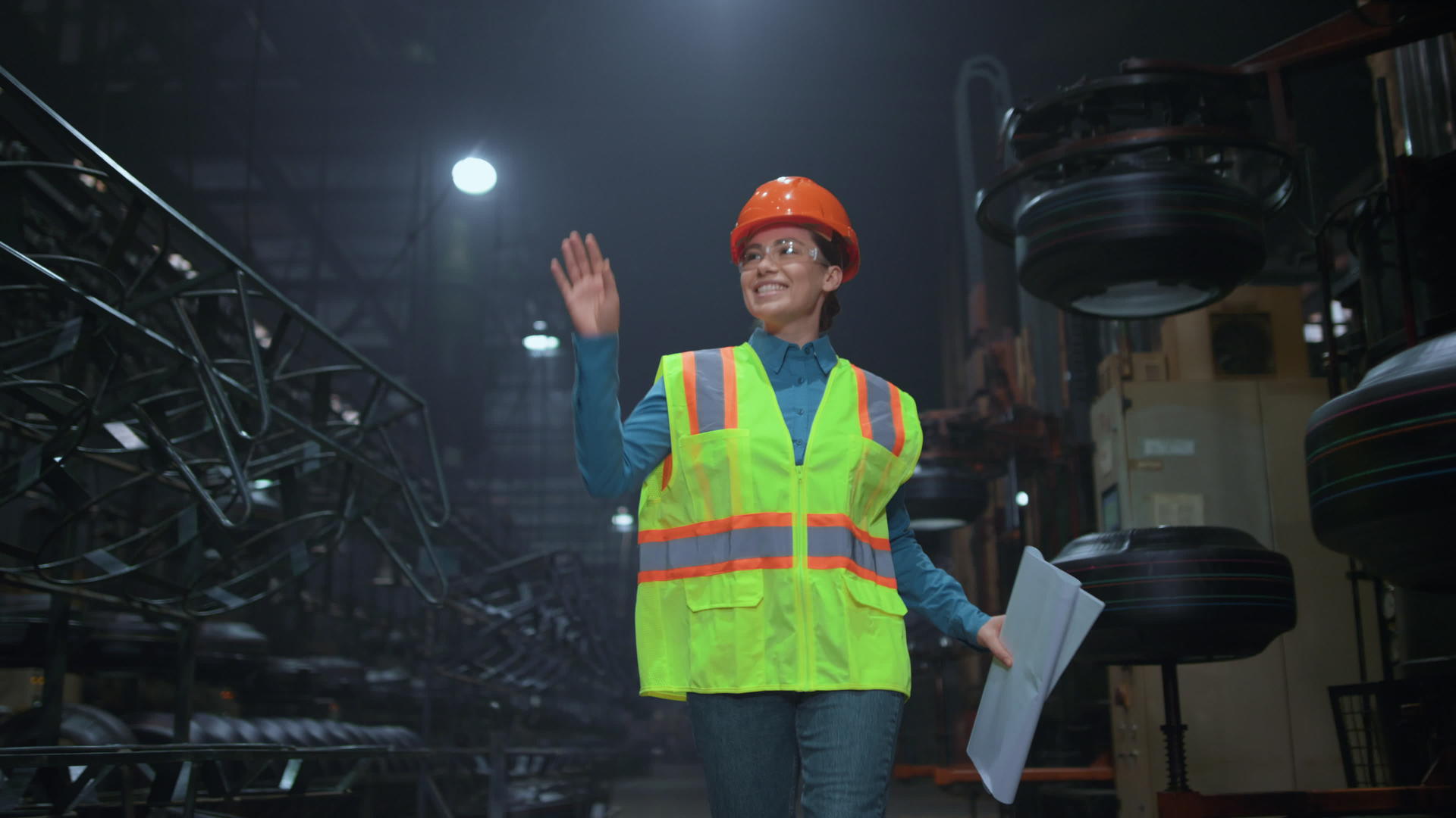 性格开朗的女主管走在数字制造公司的仓库里视频的预览图