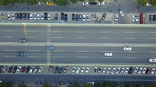 俯拍公路交通汽车视频的预览图