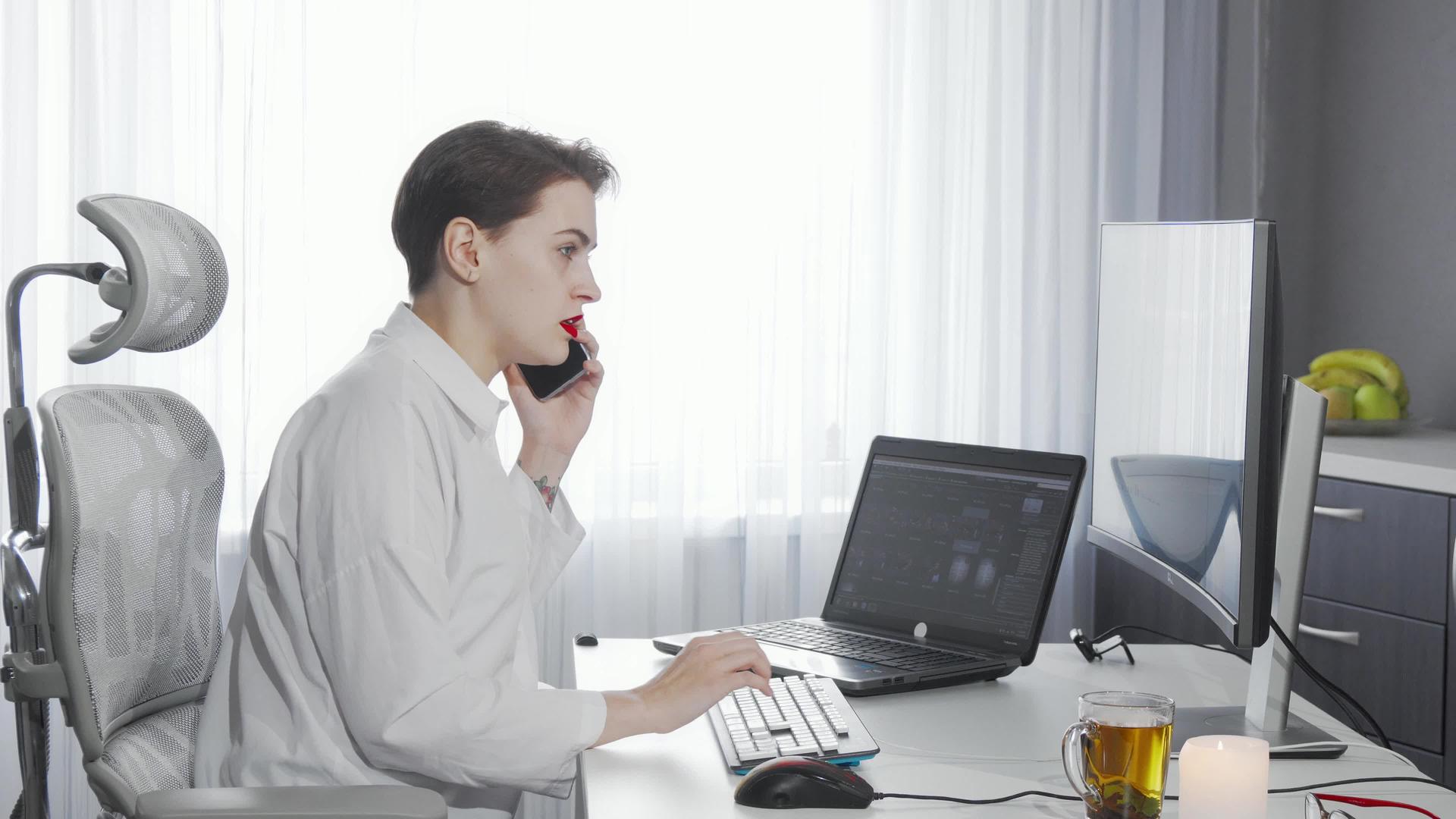 女企业主从事两台电脑工作视频的预览图
