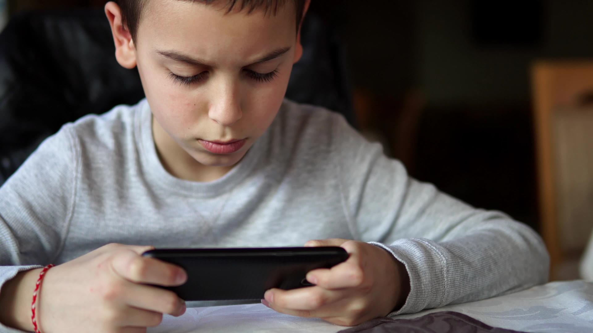 休闲儿童技术网络通信和人们的概念与智能手机短信或玩游戏视频的预览图