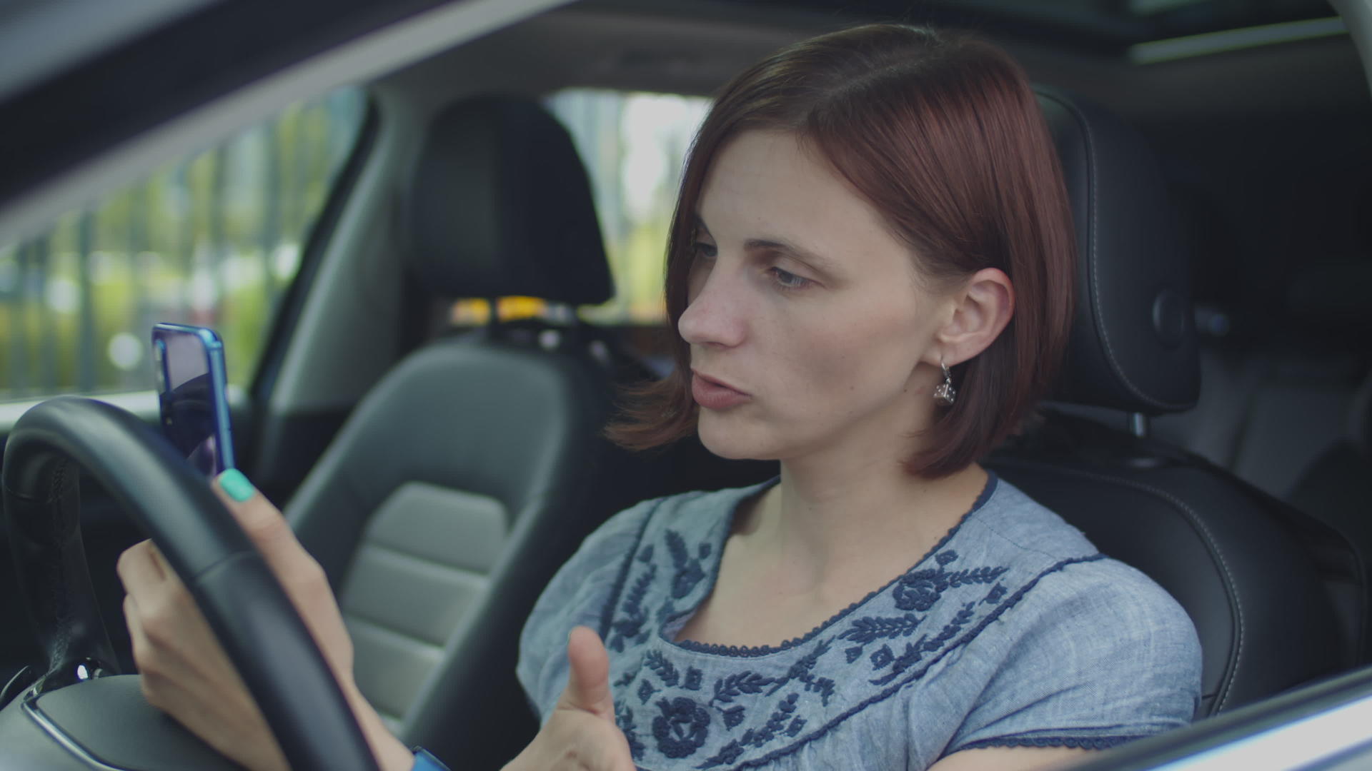 30名女性坐在车里用手机通过视频电话交谈视频的预览图