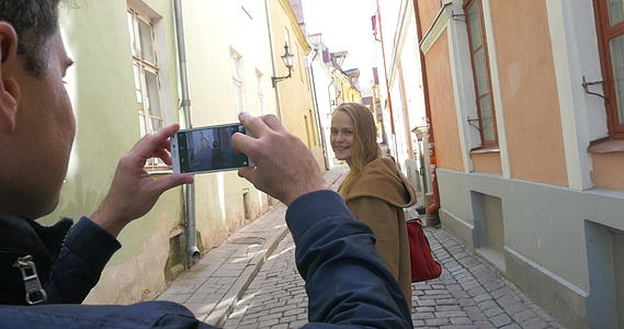 男人用手机拍女人手机的照片视频的预览图