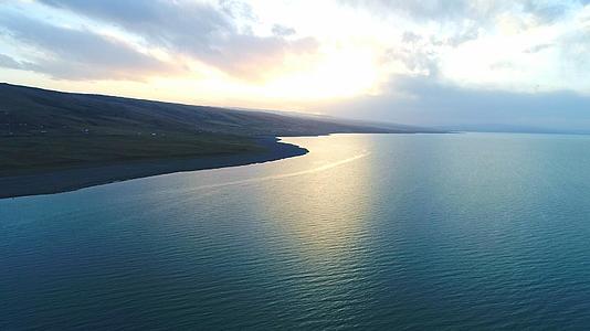 日出下的青海湖视频的预览图