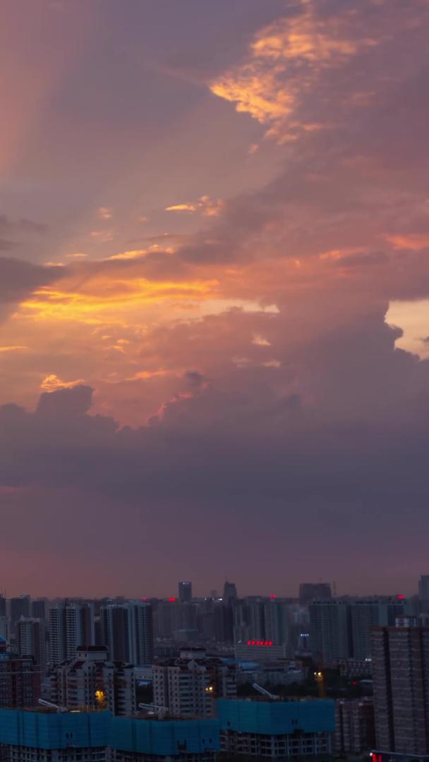 雨后西安城市火烧云日落延迟视频的预览图