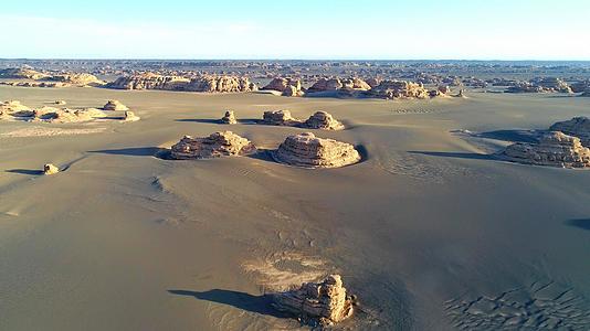 青海戈壁沙漠魔鬼城视频的预览图