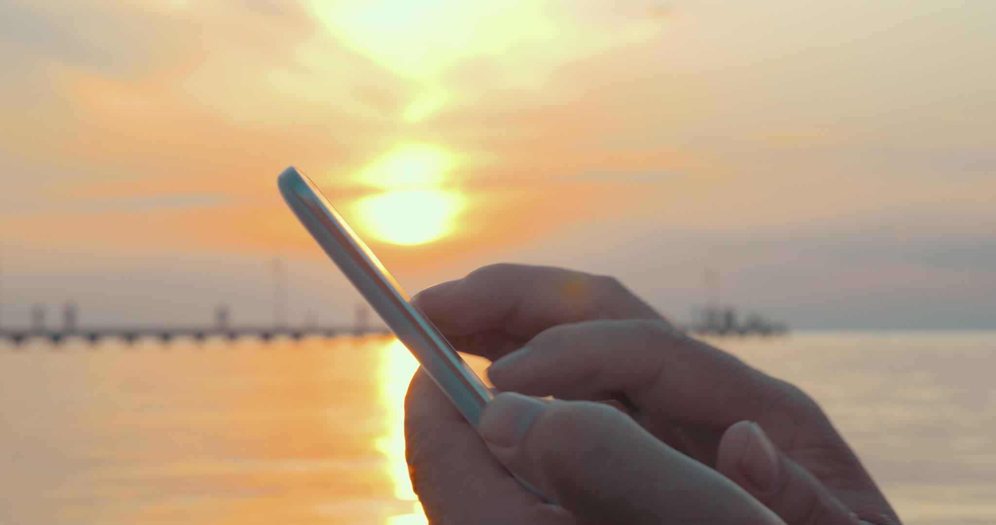 日落时键入智能手机视频的预览图