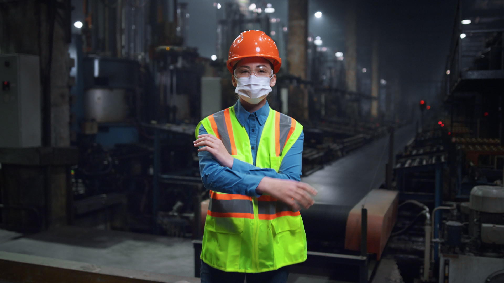 现代特种工厂戴着面罩的蒙面工程师双手交叉视频的预览图