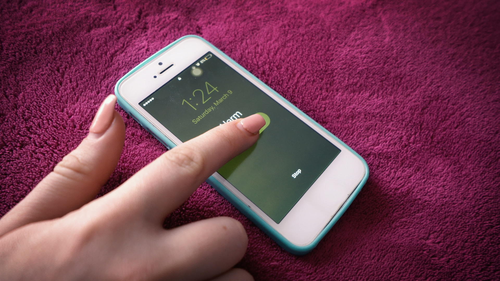 女性用修指甲的指甲关掉智能手机报警器当他们早上醒来时铃声响起视频的预览图