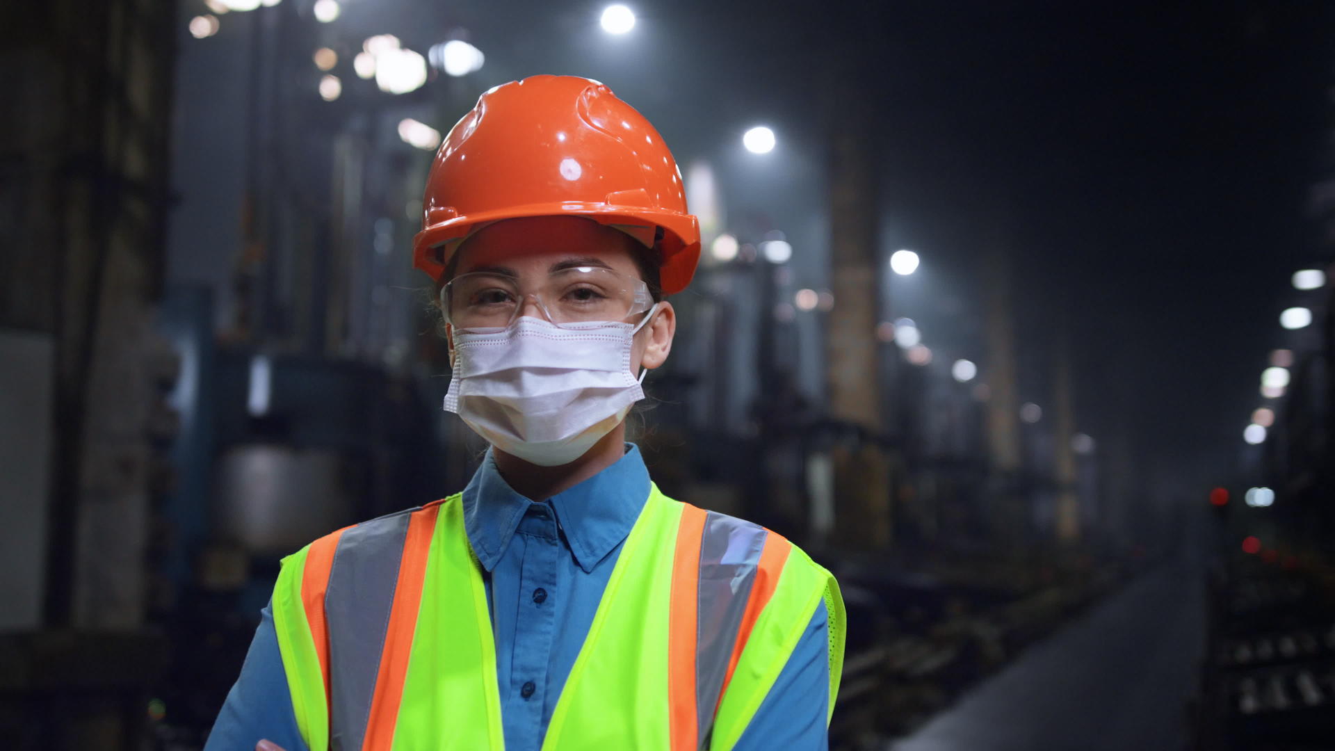 机械师戴着安全面罩看着巨大的仓库特写镜头视频的预览图