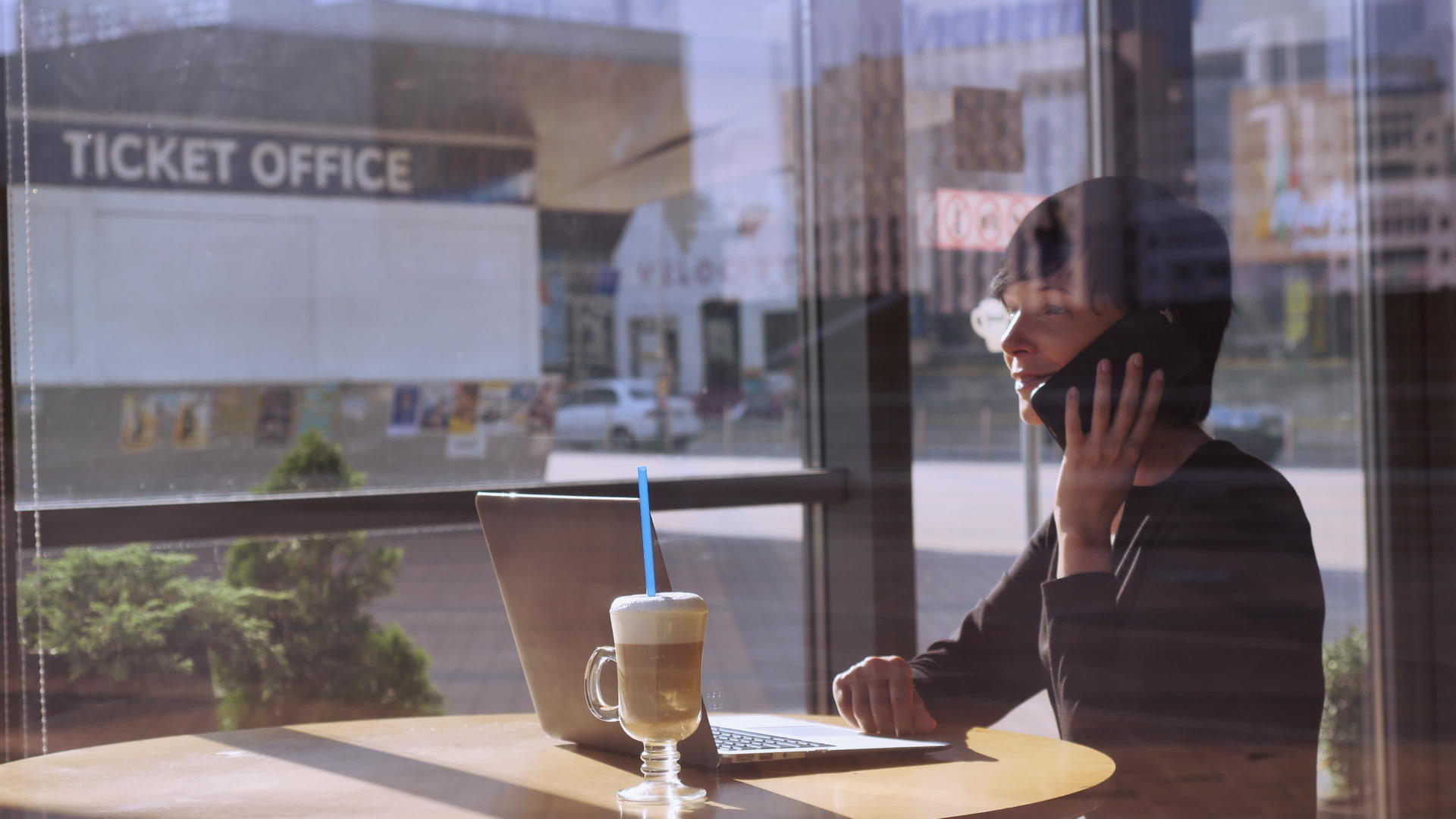 咖啡馆的女商人用手机聊天视频的预览图