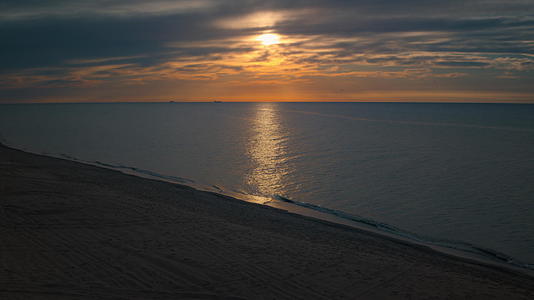 空中海滩景观和海上日落的倒影视频的预览图