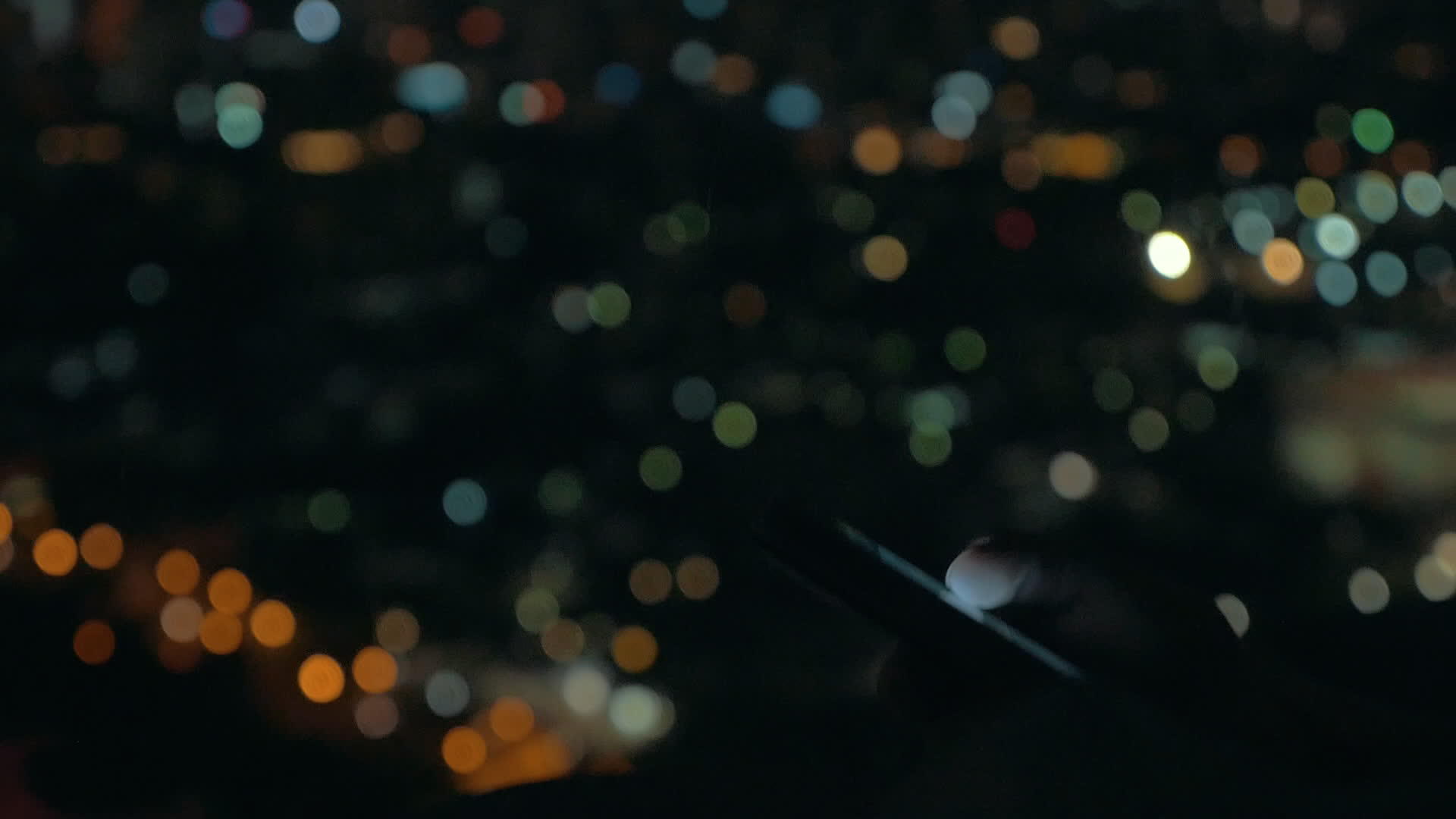 夜间女性手机在城市灯光背景下使用视频的预览图