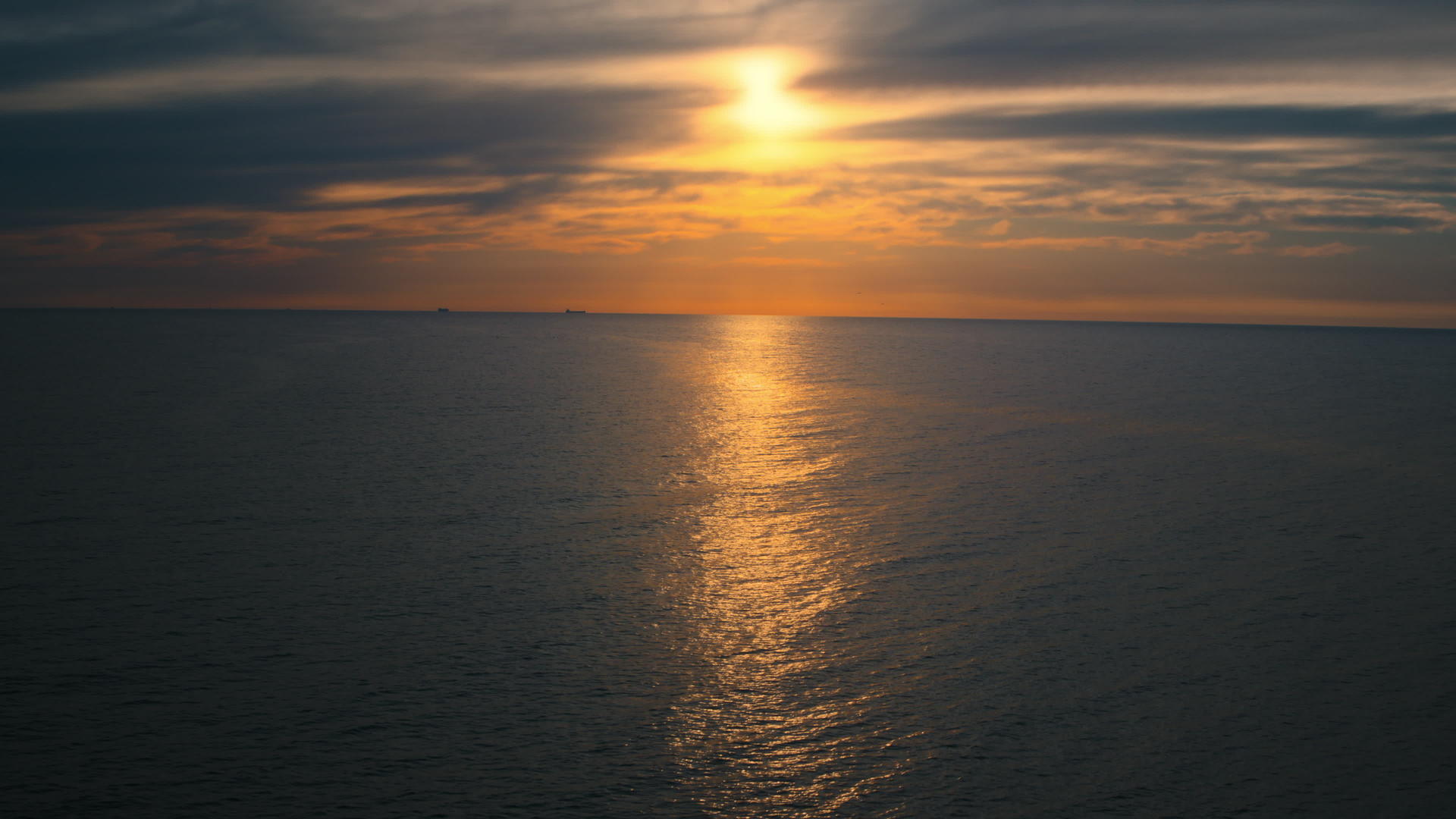 多云的天空和黄色的太阳海洋表面反对平静视频的预览图