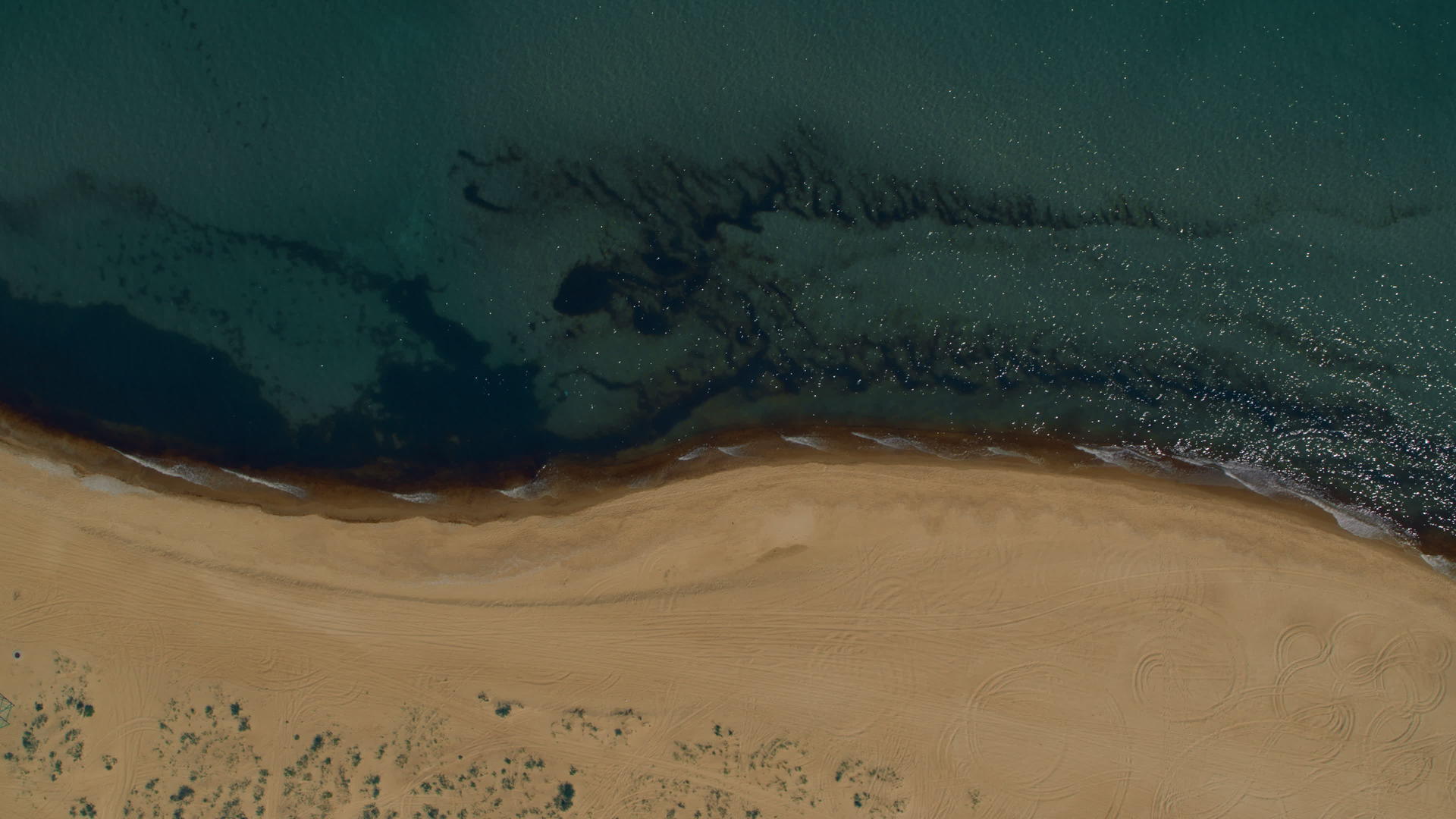 风景如画的海湾风景在宁静的海岸线上冲刷着泡沫般的蓝色波浪视频的预览图
