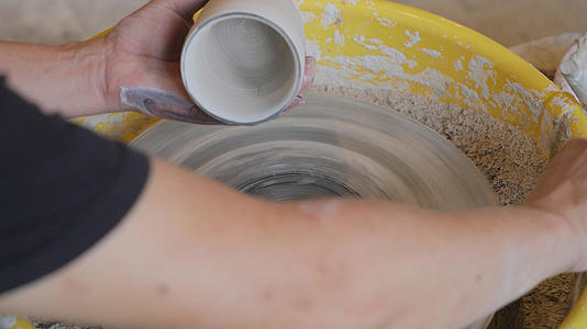 江西景德镇古窑民俗博览区现场手工制作陶器瓷器4k素材视频的预览图