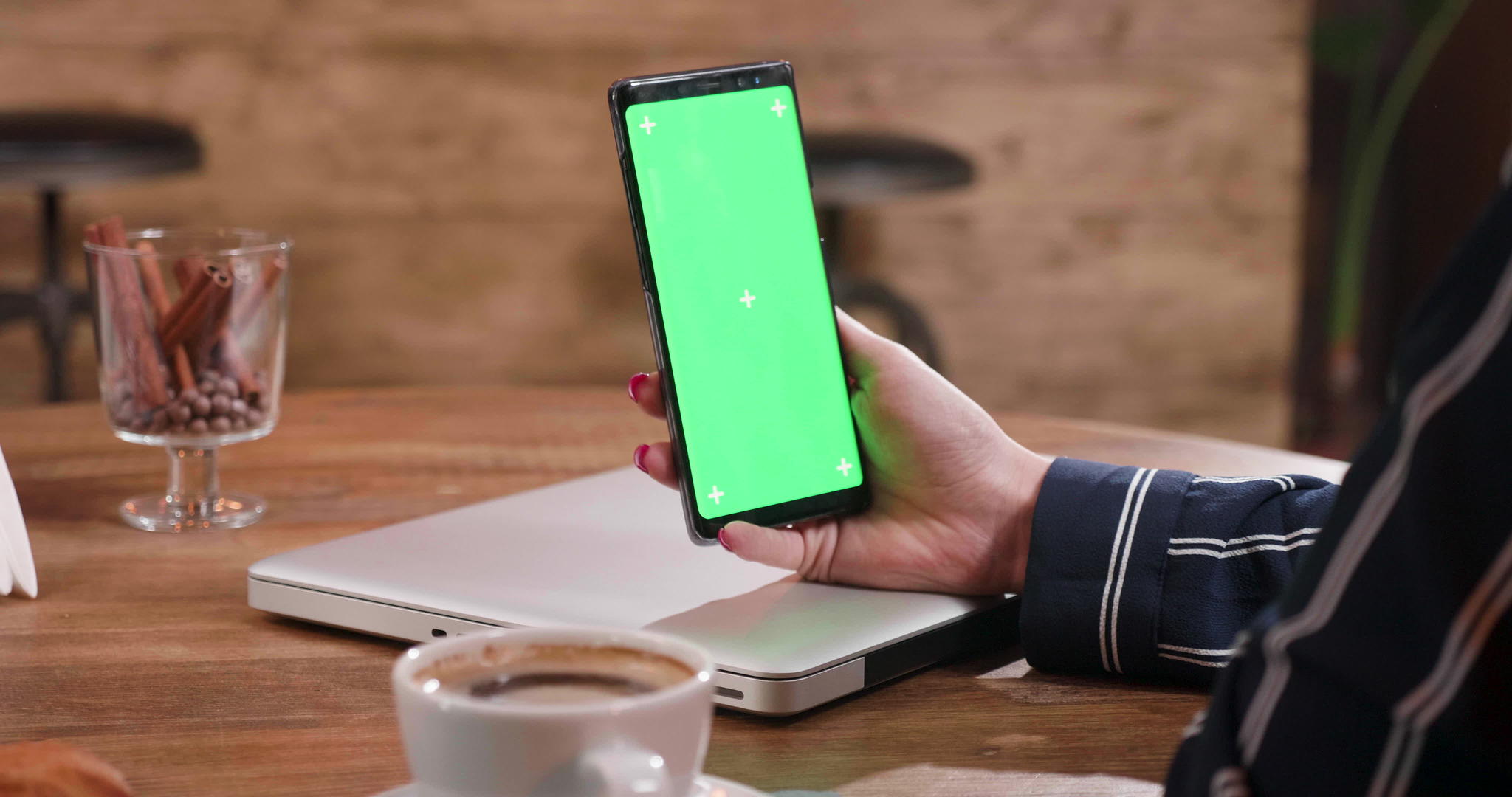从右到左拍摄的幻灯片握着女性手掌的绿色屏幕智能手机视频的预览图