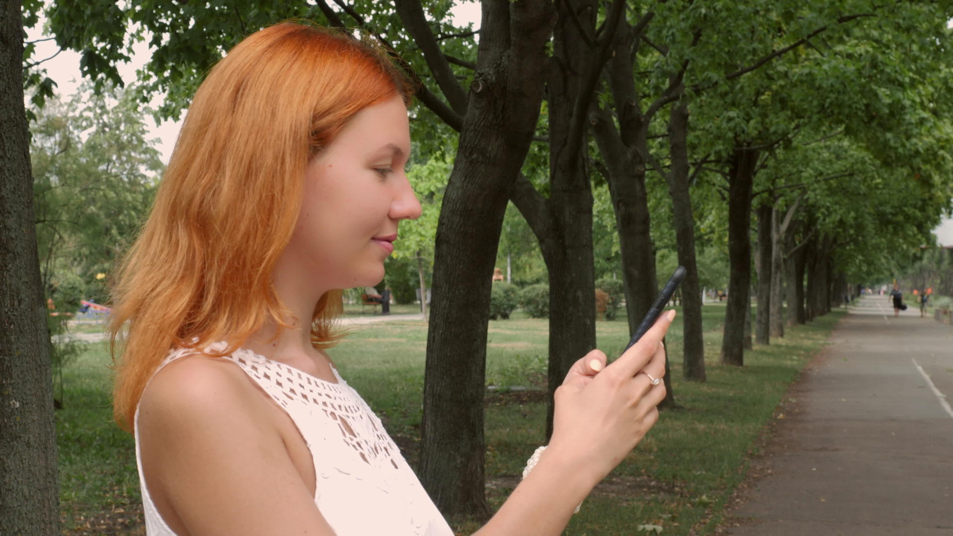 红发女人在手机上发短信视频的预览图