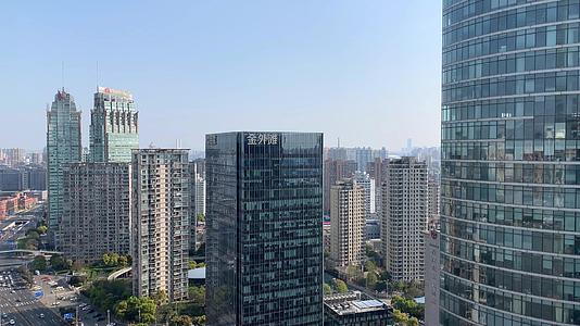 上海外滩高楼林立的城市风光视频的预览图