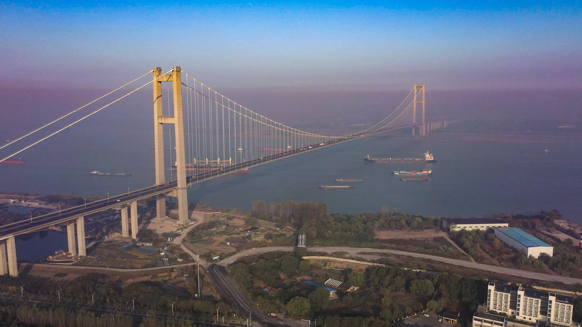 4K航拍镇江润扬大桥视频的预览图