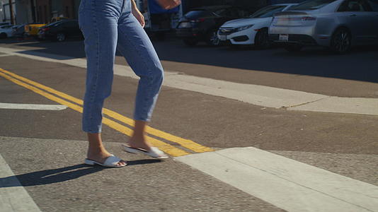 走在人行横道上的未知女性腿部视频的预览图