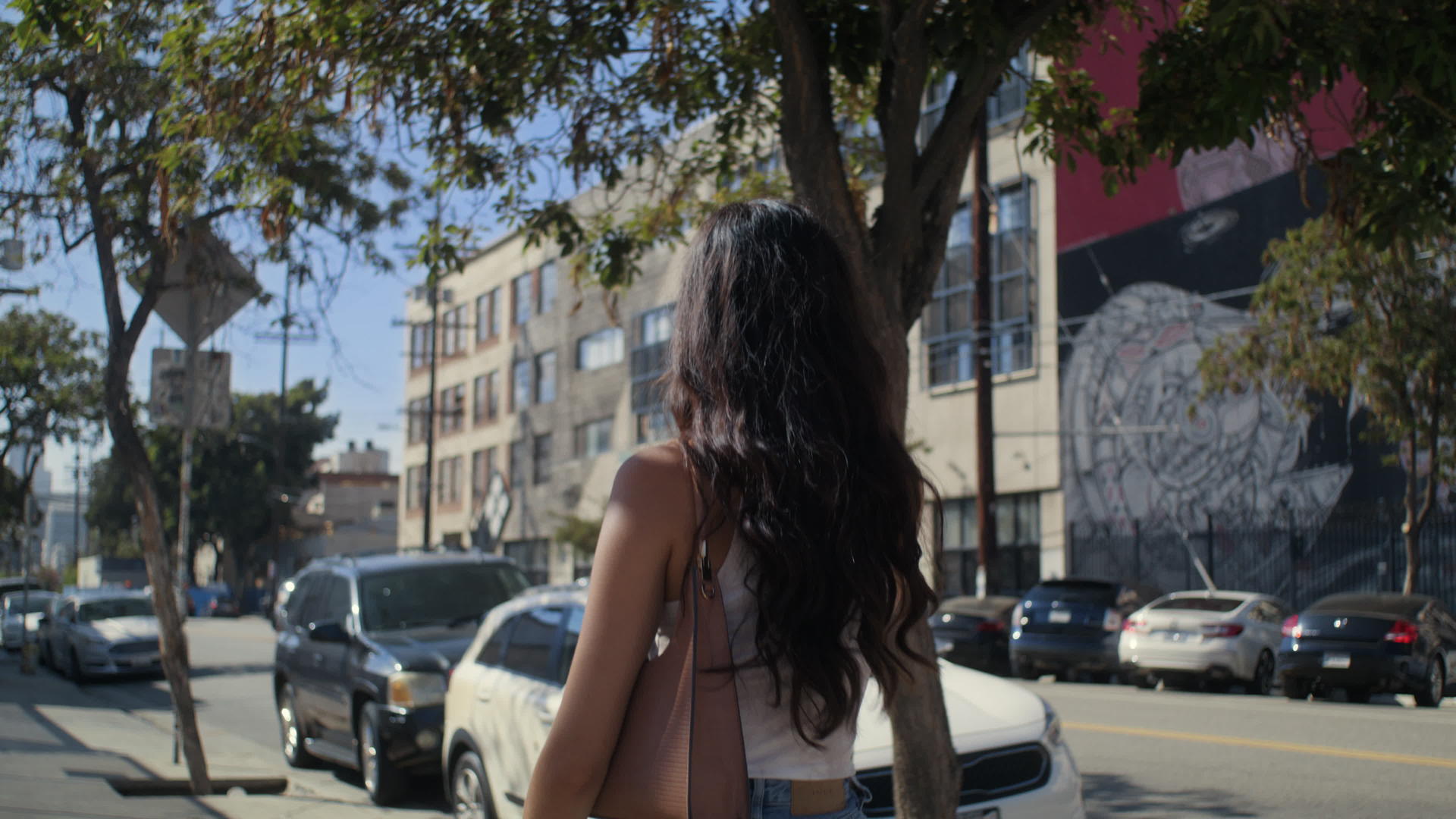 一个放松的女孩探索城市视频的预览图