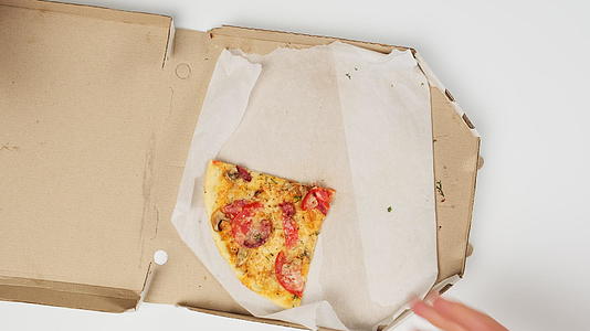 女人的手不允许男人在白桌上吃美味的烤披萨和纸盒视频的预览图
