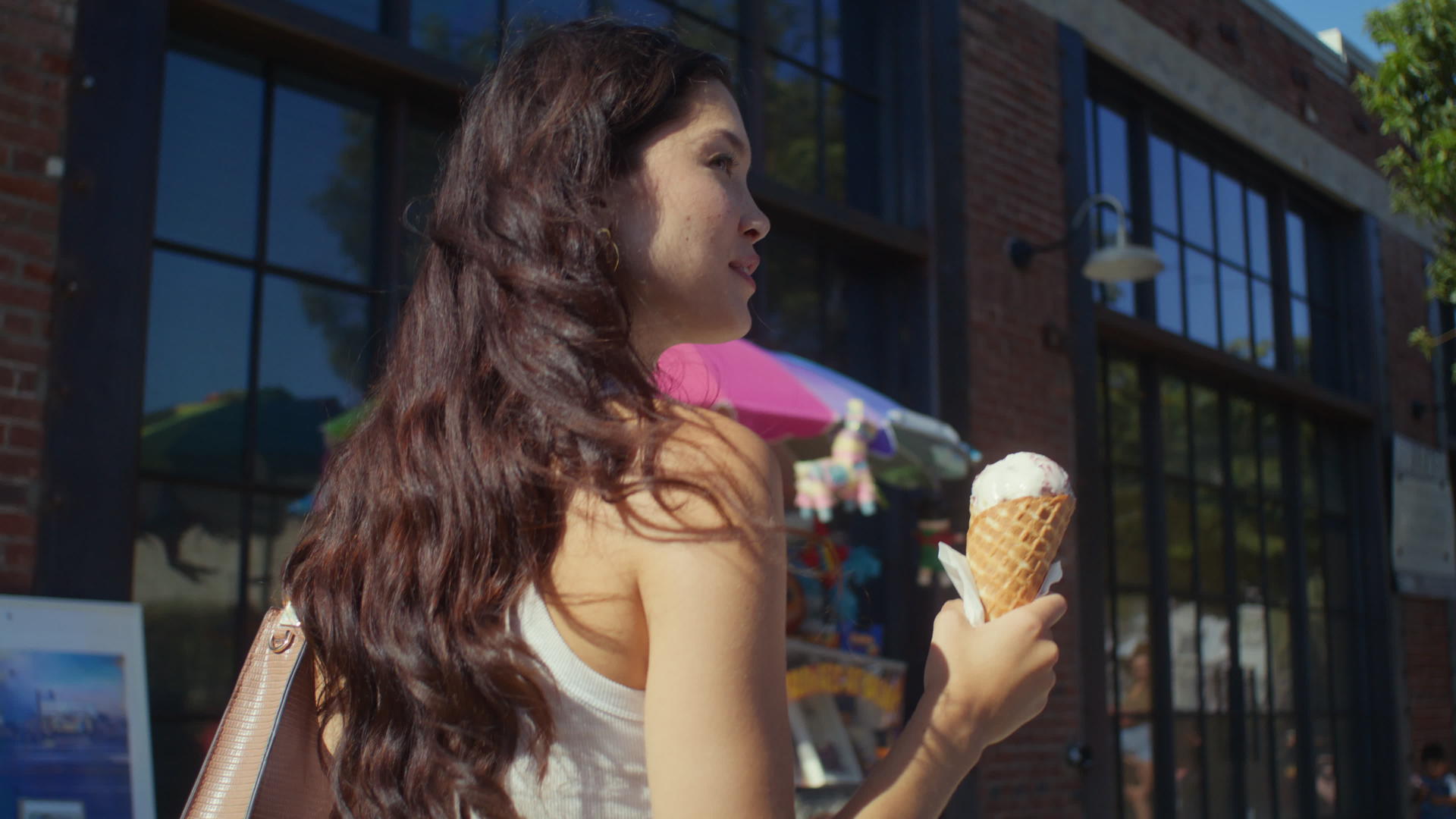 在城市漫步时布鲁内特享受冷甜点视频的预览图