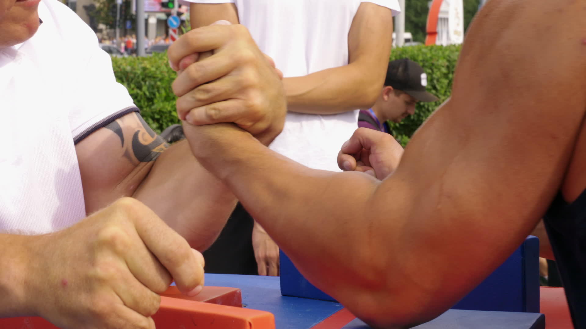 双手并肩进行手臂摔跤比赛两只手结成一对视频的预览图