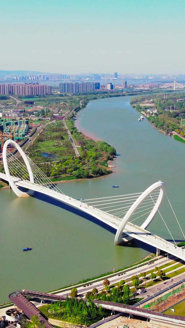 南京航拍地标南京眼扬子江步行桥视频的预览图