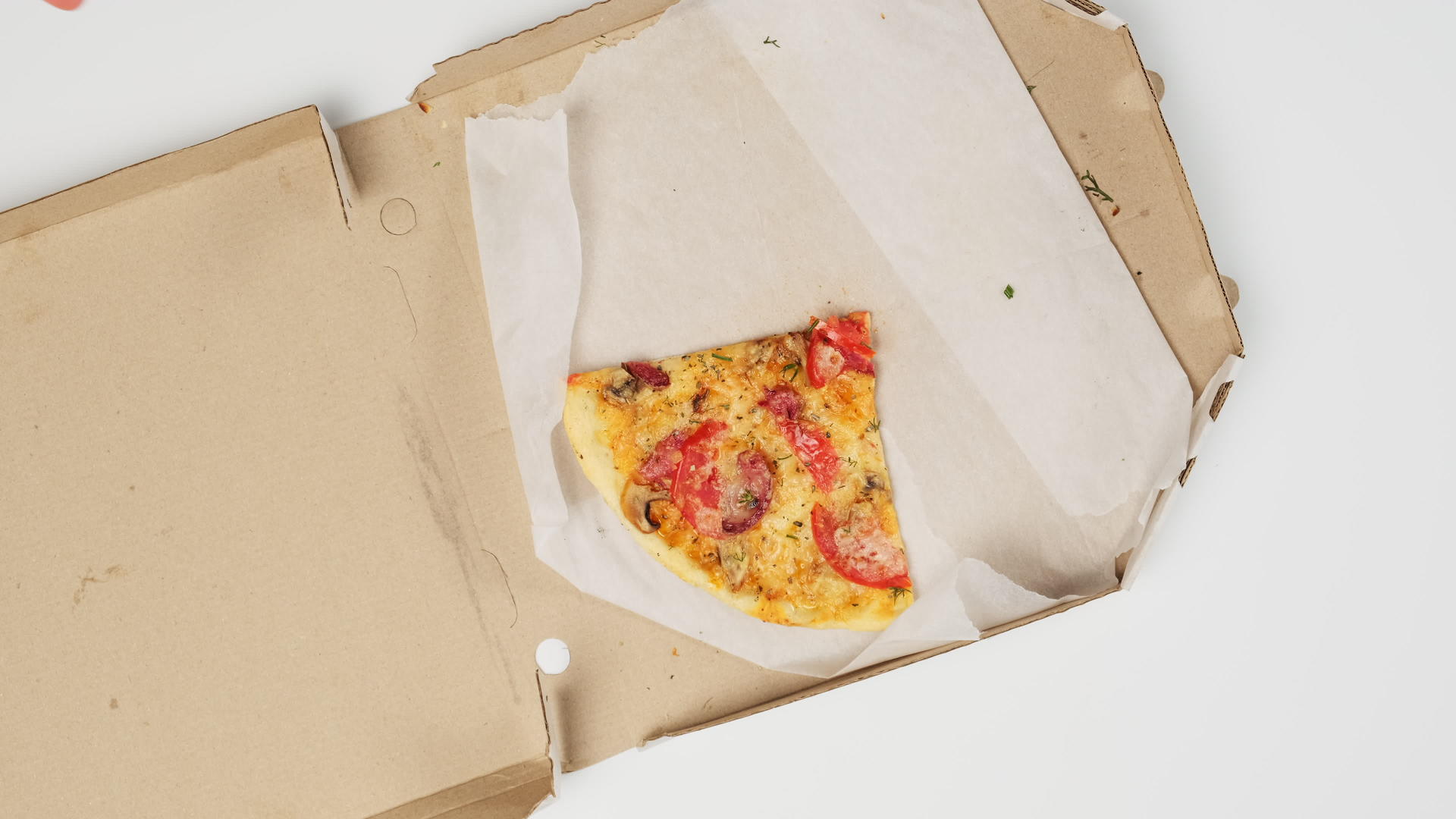 白色桌子上的纸箱里有一块披萨男人和女人把食物拉到自己身上视频的预览图