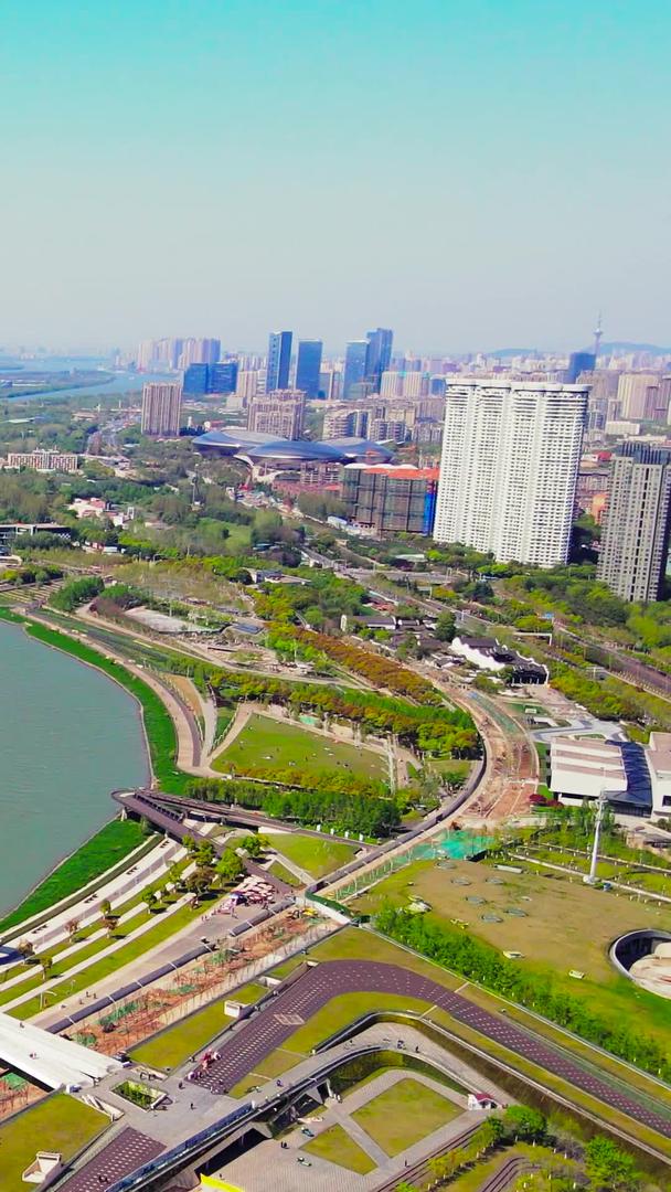 南京航拍地标南京眼扬子江步行桥视频的预览图