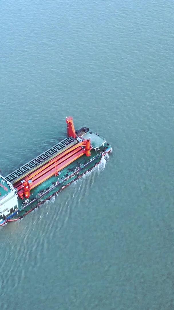 航拍风光城市长江里航行货轮工业产品物流运输材料视频的预览图